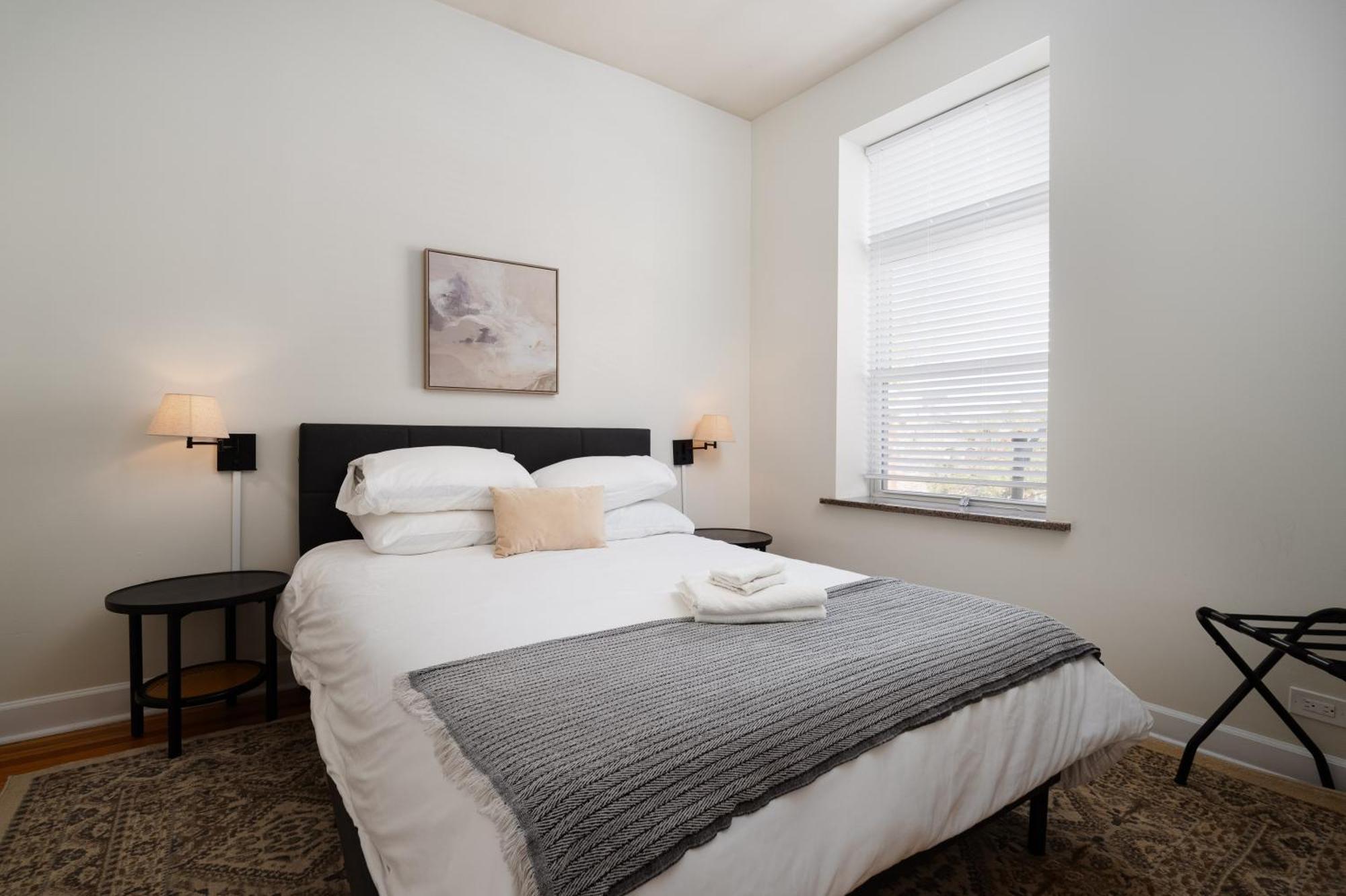 Apartment Ukrainian Village 3Br Apartment *